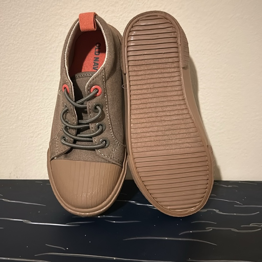 Old Navy sneakers for kids size 8 they are approximately 7 inches long.